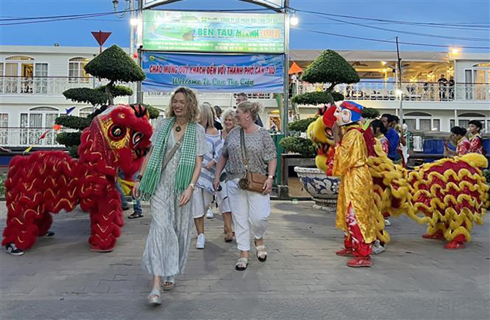 The first group of international tourists to Can Tho on a 5-star cruise